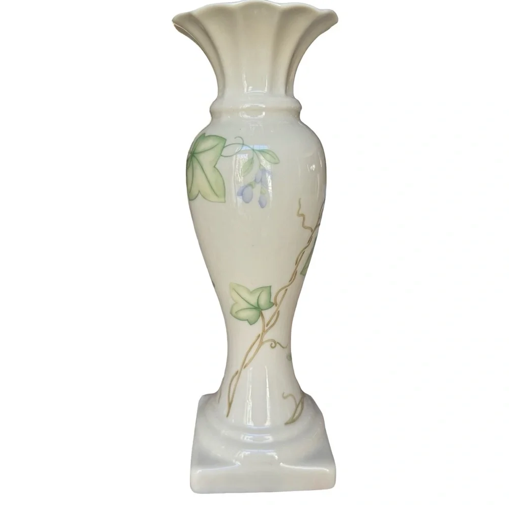 NWT Belleek 7” Classic Ivy Pattern Vase